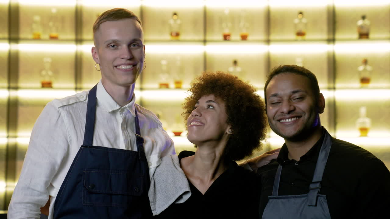 camareros amigables en el pub