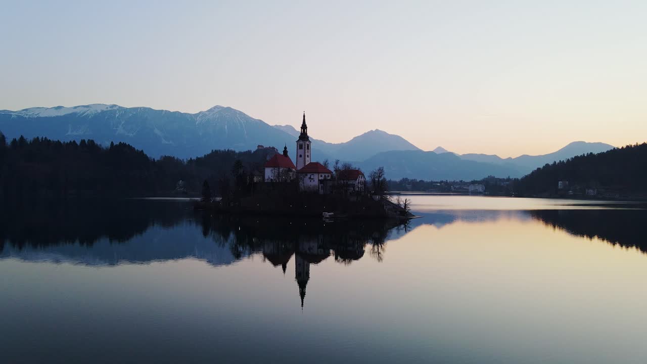 Splendido riflesso della Chiesa dell'Isola di Bled al tramonto
