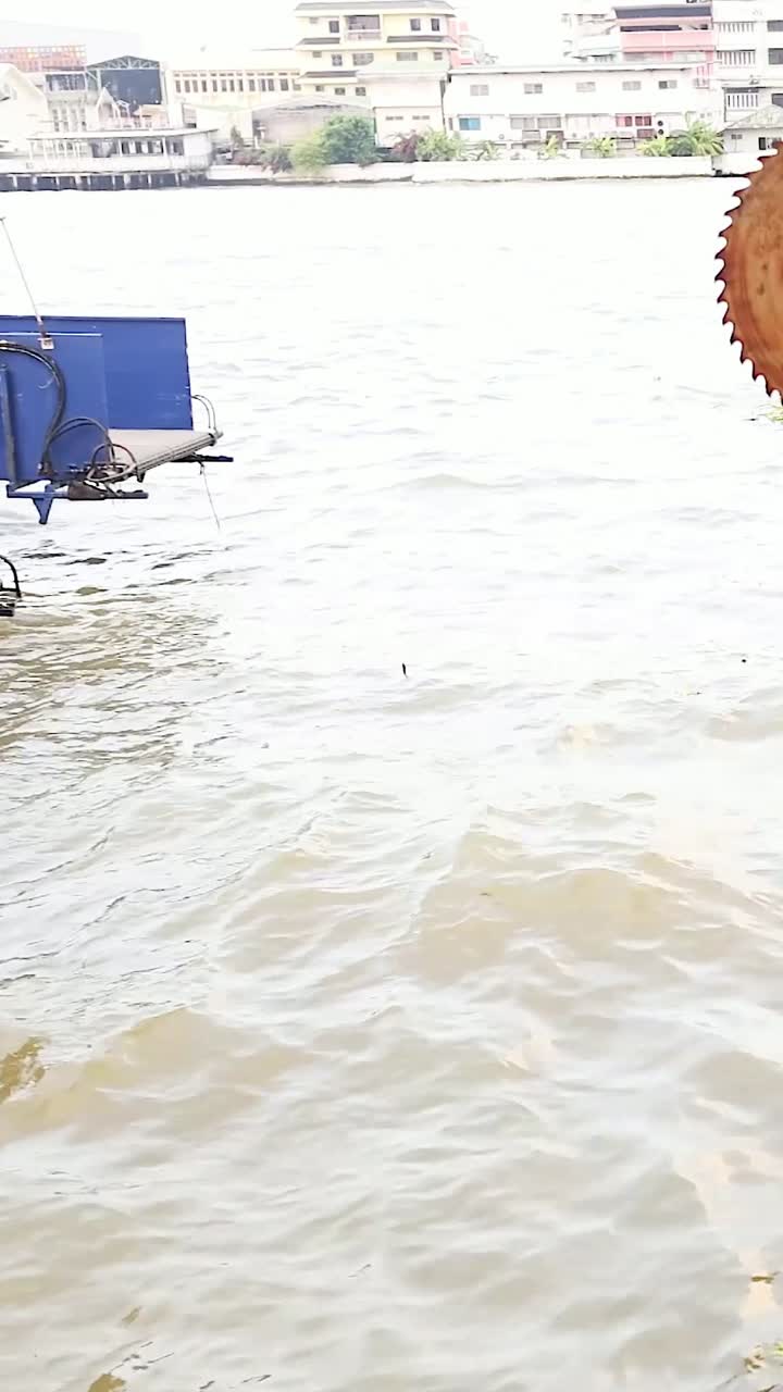 방 의 강 에서 잔해 를 모으는 배