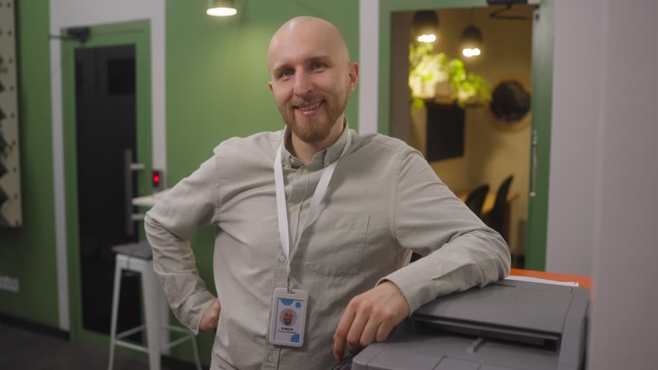 Mand på kontor nær printer