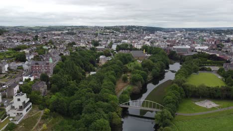 Puente-Mardyke-Sobre-El-Río-Lee-Cork-Irlanda-Vista-Aérea-De-Drones