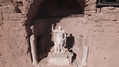 Una-Estatua-Blanca-De-Un-Romano-En-La-Antigua-Muralla-Naranja