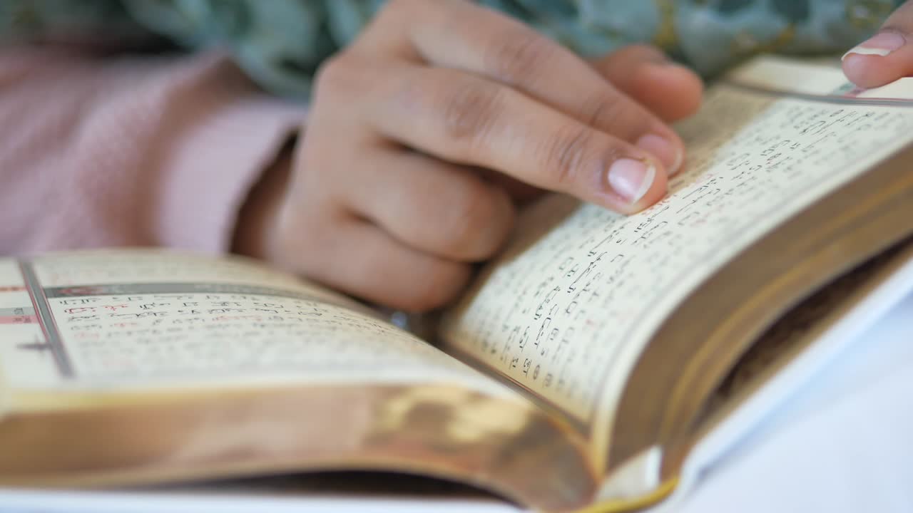 Persona che Legge un Libro Religioso