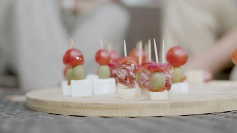 primer plano de deliciosos canapés de queso para fiesta en bandeja