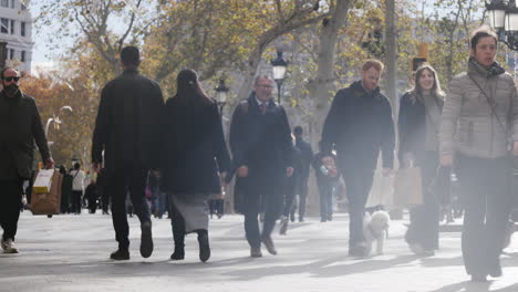 fast rush of christams shoppers in barcelona