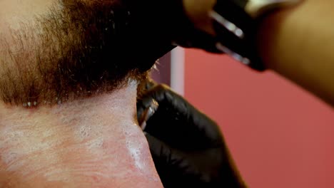 peluquero usando una maquinilla de afeitar en el salón de belleza 4k