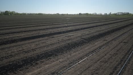 sistema de riego en tierras agrícolas. sistema de riego por goteo que ahorra agua que se utiliza en un campo.