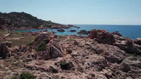 Enfoque-Revela-Toma-Aérea-De-La-Costa-Rocosa-En-Cerdeña-Durante-El-Día-Soleado