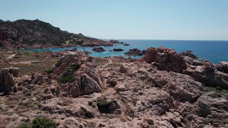 aproximación revela fotografía aérea de la costa rocosa en cerdeña durante un día soleado