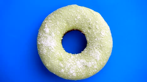 el donut glazado de primer plano.
