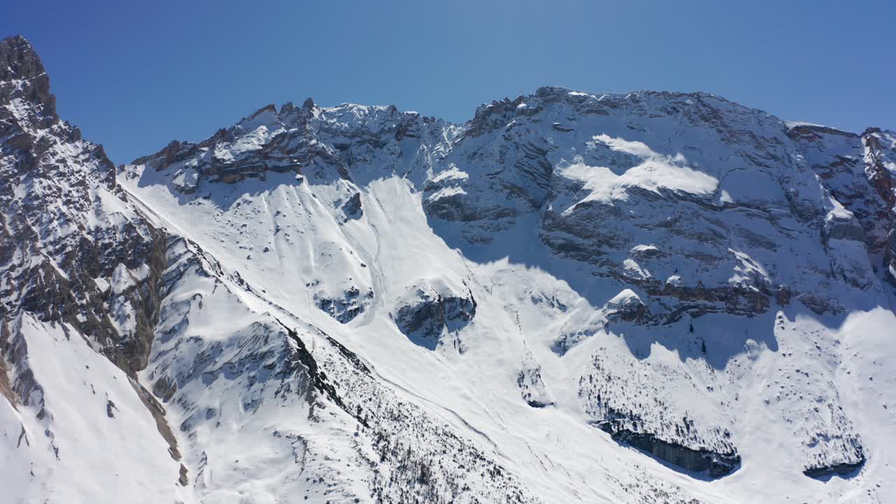 montañas cubiertas de nieve en el parque nacional fannes-sennes en los dolomitas italianos