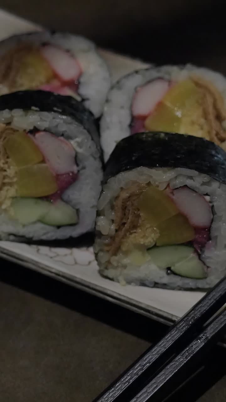 Tampilan Dekat Gulungan Sushi Kimbap Segar dengan Sumpit
