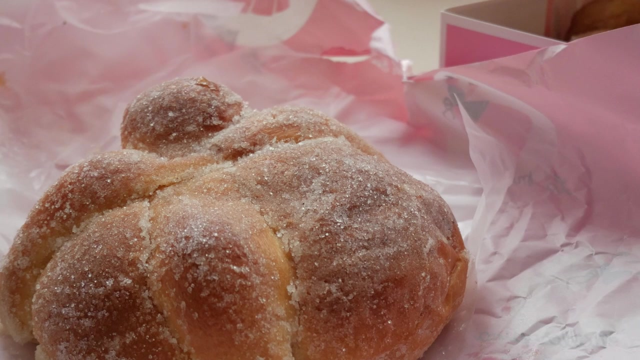 Close up and zoom in to Pan de Muerto