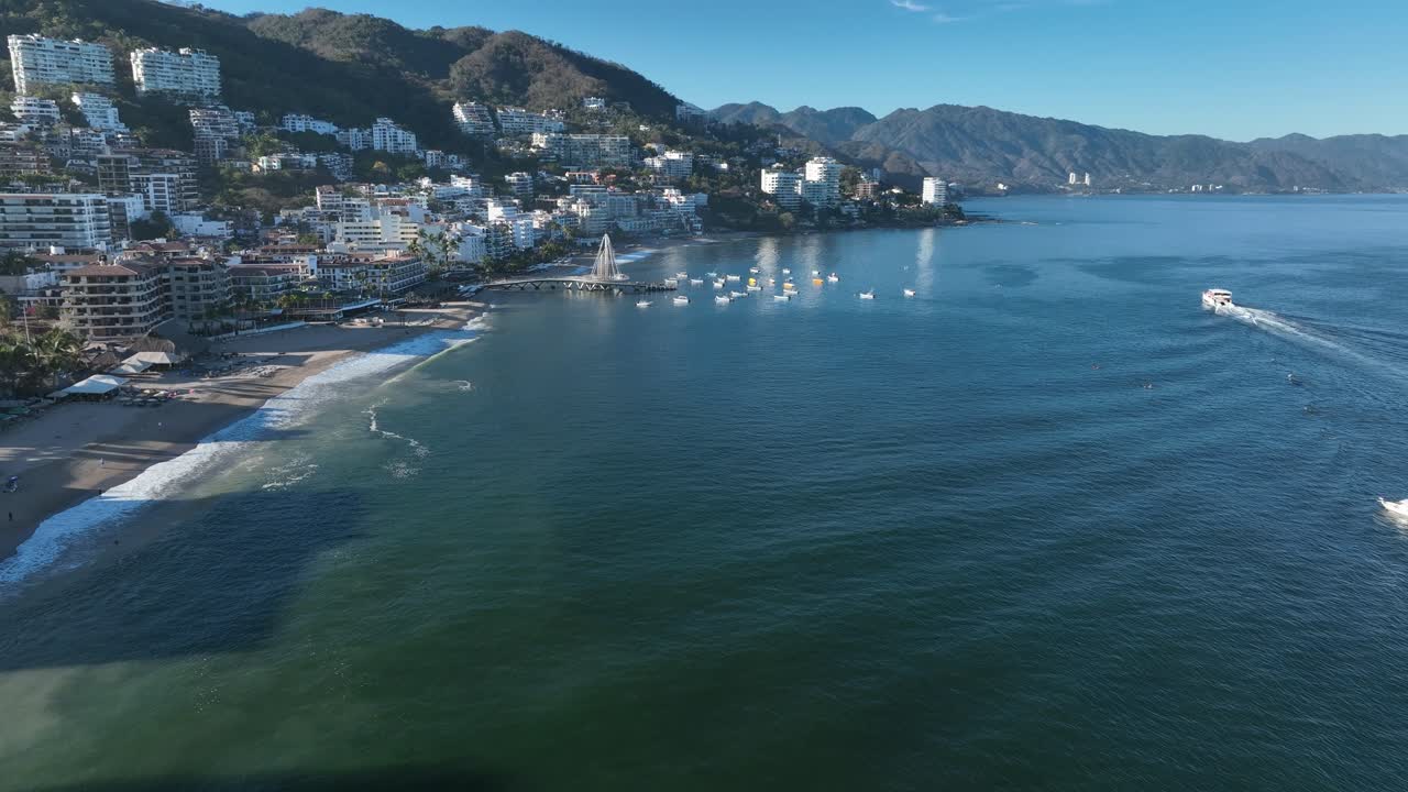Praia e píer de Playa De Los Muertos, perto do famoso Malecón de Puerto Vallarta, a maior praia pública da cidade