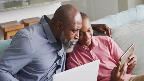 Video-Eines-Glücklichen-Afroamerikanischen-Vaters-Und-Sohnes,-Die-Gemeinsam-Ein-Tablet-Nutzen