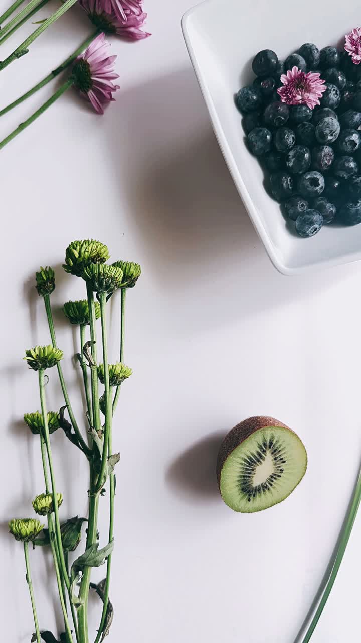 신선한 과일과 꽃의 배열