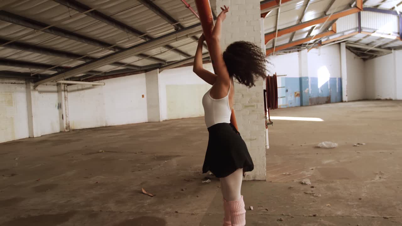bailarina en un almacén vacío