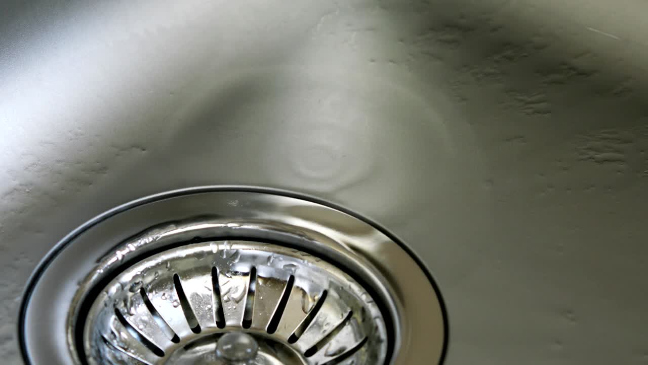 fregadero de la cocina con gotas de agua goteando