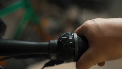el maestro irreconocible insiste en los interruptores de velocidad en el manillar de la bicicleta en el taller