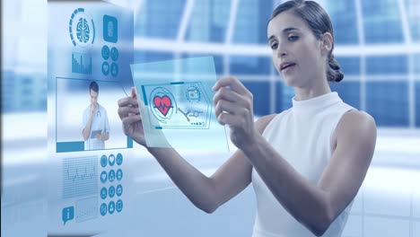 mujer interactuando con el médico en videollamada