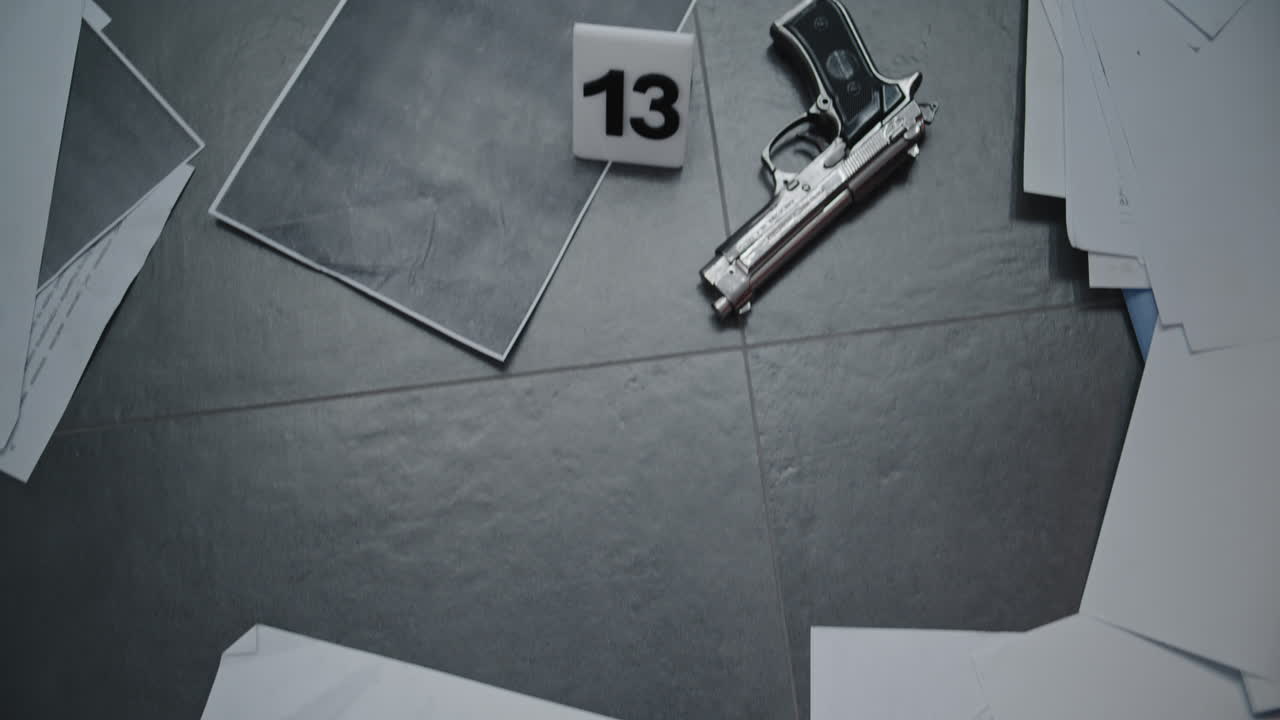 escena del crimen con pruebas y documentos esparcidos