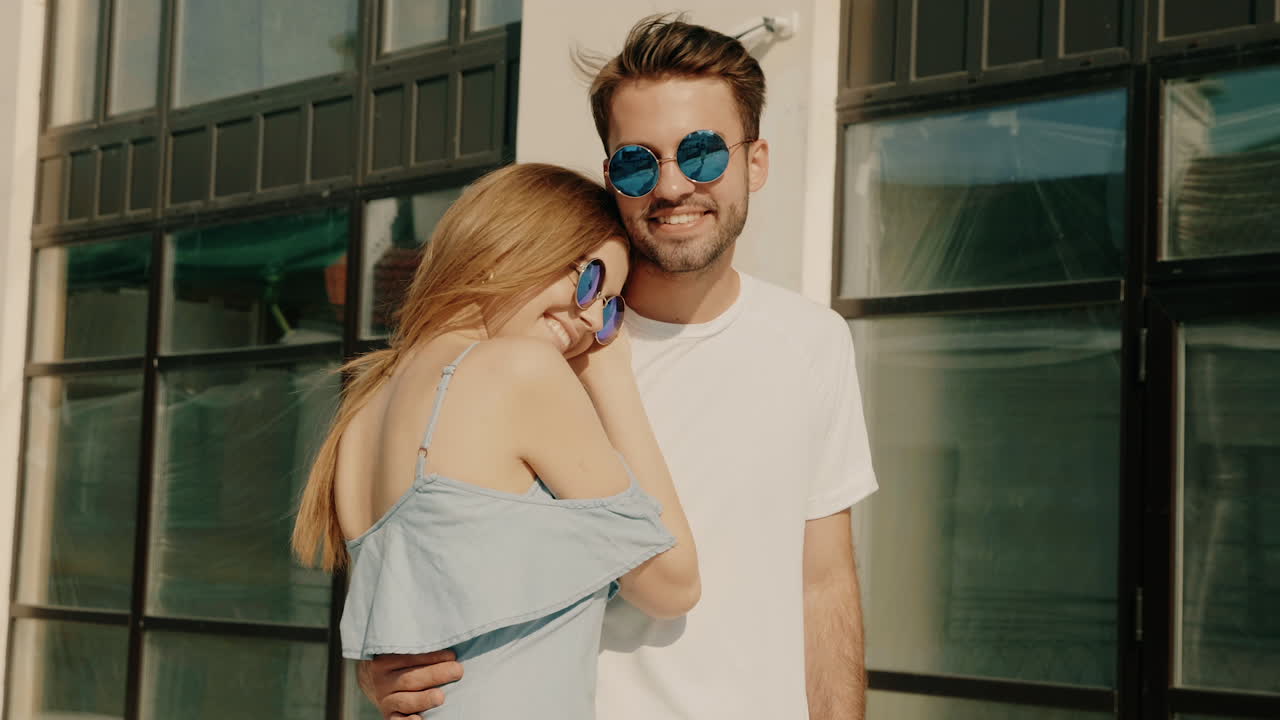 행복 한 커플 이 야외 에서 포즈 를 취 하고 있다