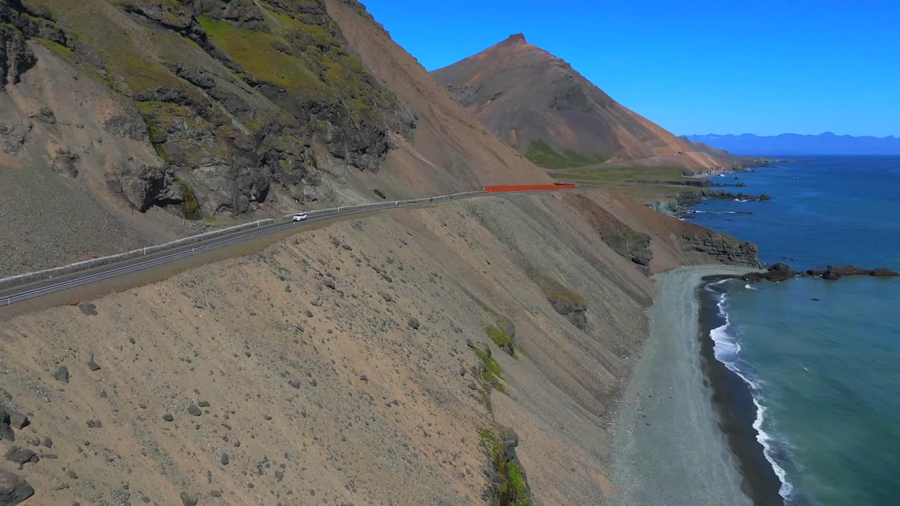 This stunning drone footage captures the mesmerizing contrast between the deep blue ocean and towering mountain peaks, highlighting Iceland’s spectacular and diverse scenery.