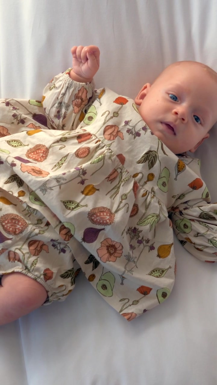 Bambina di tre mesi sul letto