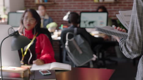 mujer líder de equipo de negocios compartiendo documentos de proyectos con colegas trabajando juntos en un proyecto de marketing creativo haciendo lluvia de ideas equipo de desarrollo exitoso en una oficina moderna diversa