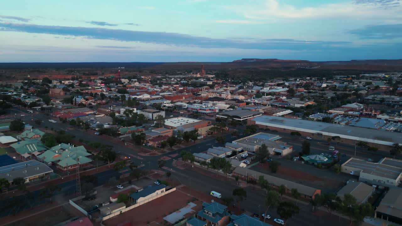 drone disparado volando sobre kalgoorlie boulder al atardecer, famosa ciudad minera australiana en el interior, australia occidental