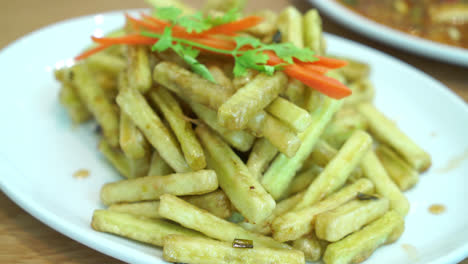 papas fritas berenjena con salsa como papas fritas