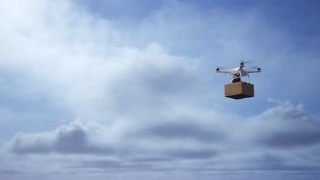 volando en un dron de entrega en el cielo con un paquete de cartón en la mano