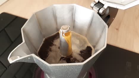 haciendo café negro italiano en cámara lenta