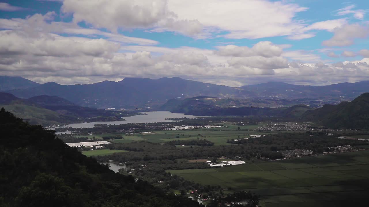 timelapse diurno con nubes en rápido movimiento con vista al lago amatitlan en la ciudad de guatemala