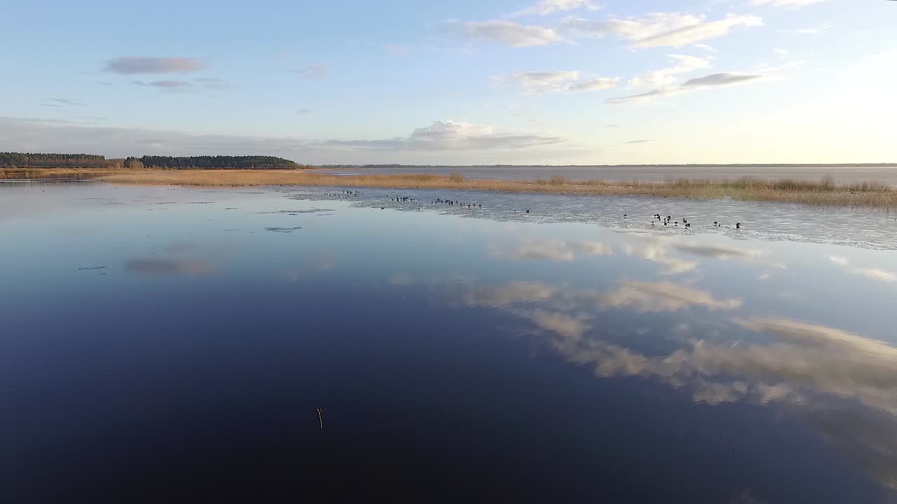 봄 공중 전망에서 얼음이 거의 없고 수위가 높은 잔잔한 호수 부르트니크
