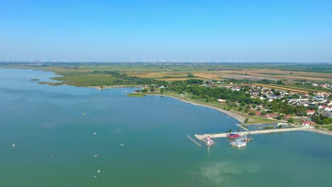 Vista-Aérea-Del-Faro-Y-Muelle-De-Podersdorf-En-Neusiedlersee,-Podersdorf-Am-See,-Austria