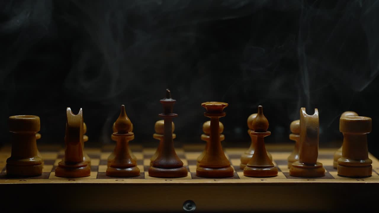 ajedrez iluminado con efecto de humo. adecuado para anuncios.