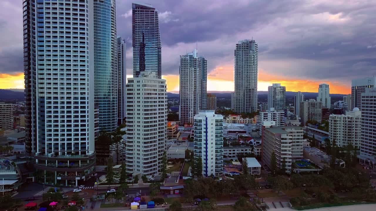 골드 코스트, 퀸즐랜드, 호주의 경치 좋은 하늘을 배경으로 해안가 고층 아파트