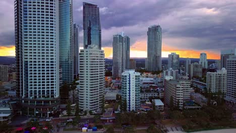 Apartamentos-De-Gran-Altura-Frente-Al-Mar-Contra-El-Cielo-Escénico-En-Gold-Coast,-Queensland,-Australia