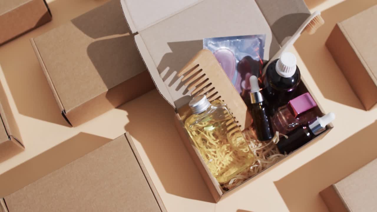 카드보드 상자 에 있는 미용 제품 의 수직 동영상 과 갈색 배경 에 있는 상자 와 복사 공간