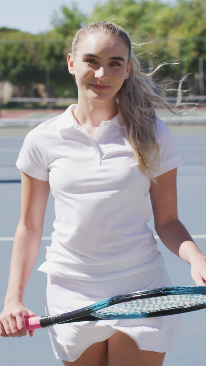 테니스 라켓 을 들고 있는 행복 한 백인 여자 테니스 선수 의 초상화 의 수직 비디오