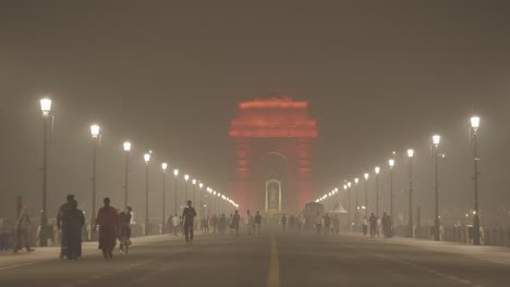 Blick-Auf-Das-India-Gate-Bei-Nacht-Im-Winter