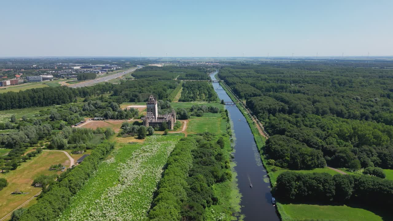 drone aéreo disparado sobre un parque natural, canal de agua, castillo abandonado de la ciudad de almere, provincia de flevoland, países bajos
