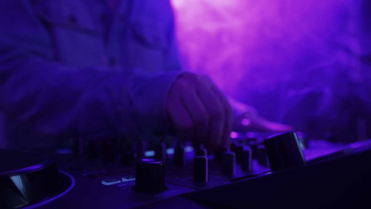 actuación de dj en un club nocturno