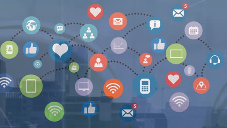 animación de una red de iconos digitales y procesamiento de datos frente a una vista aérea del paisaje urbano