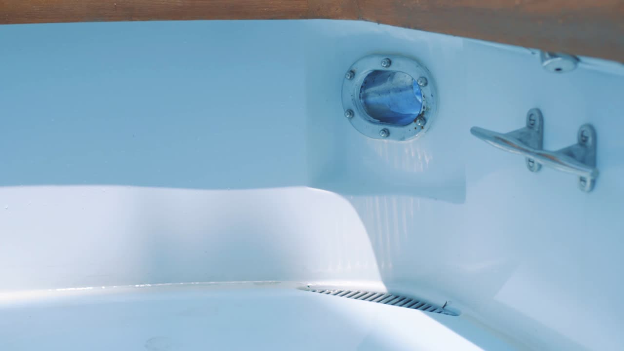 항해하는 동안 요트 창살을 통해 물이 올라오고, 슬로우 모션