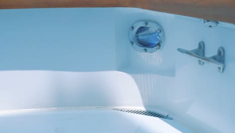 セーリング中にヨットの格子を通って上がってくる水、スローモーション