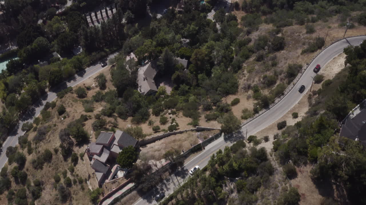 tráfico en hora punta en benedict canyon en beverly hills, california