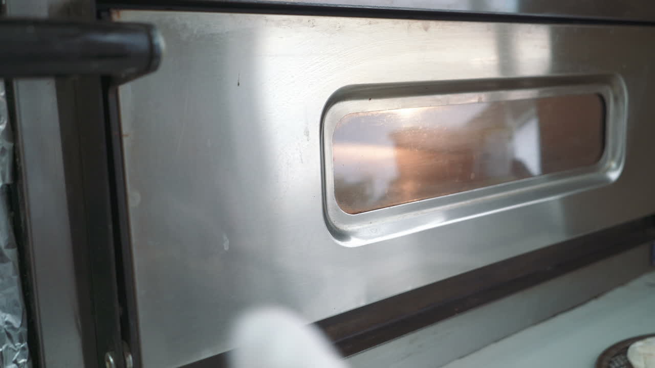 La pizza viene cotta nel forno. Pizza italiana. Il processo di cottura.