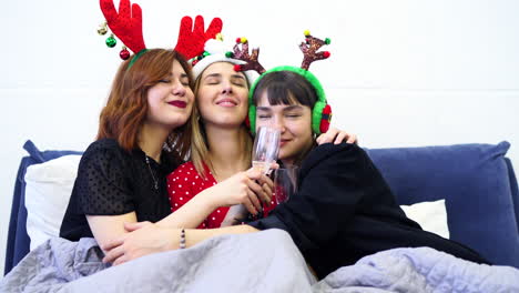 amigos celebrando la navidad